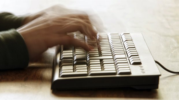 Jemand schreibt auf einer Tastatur