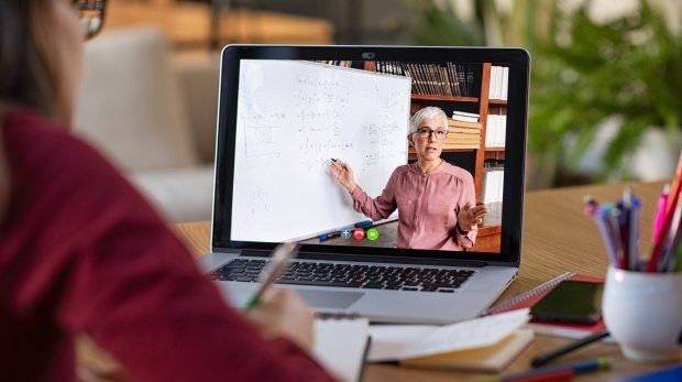 Frau lernt mit Online-Kurs