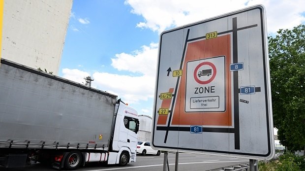 Ein Verkehrsschild mit dem Hinweis eines Durchfahrtsverbots für Lastwagen außer Lieferverkehr steht an einer Ausfahrt der Bundesstraße 10 bei Stuttgart-Hedelfingen.