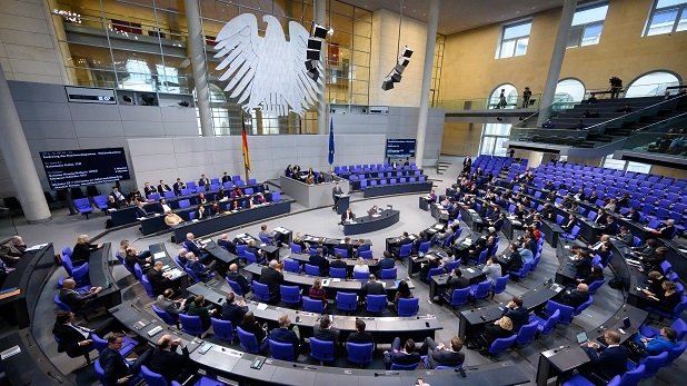 Konstantin Kuhle (FDP) spricht bei der Plenarsitzung im Deutschen Bundestag.. 27.01.2023