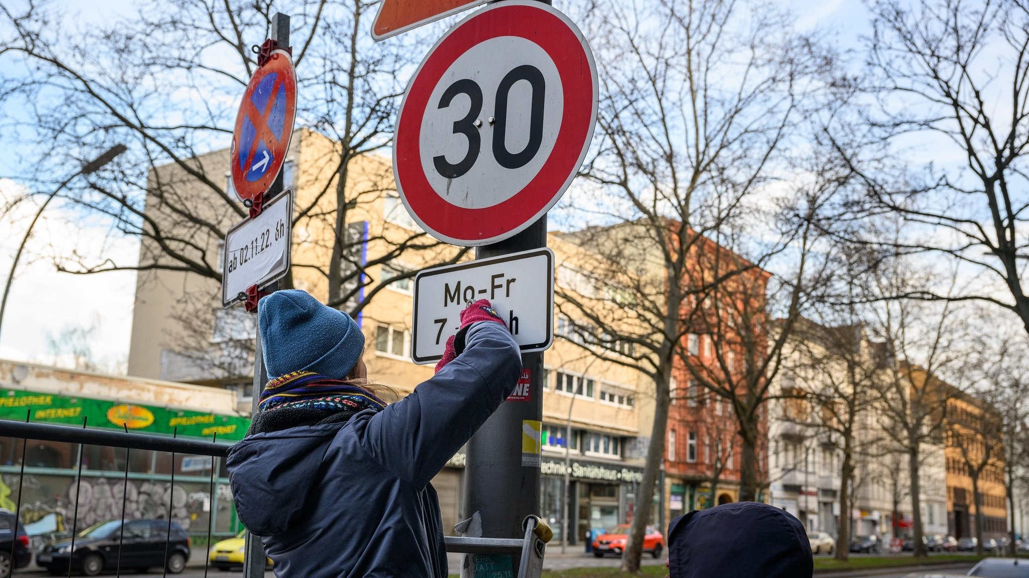 Aktivisten von Extinction Rebellion ändern Verkehrszeichen ab, die Tempo-30-Schilder einschränken