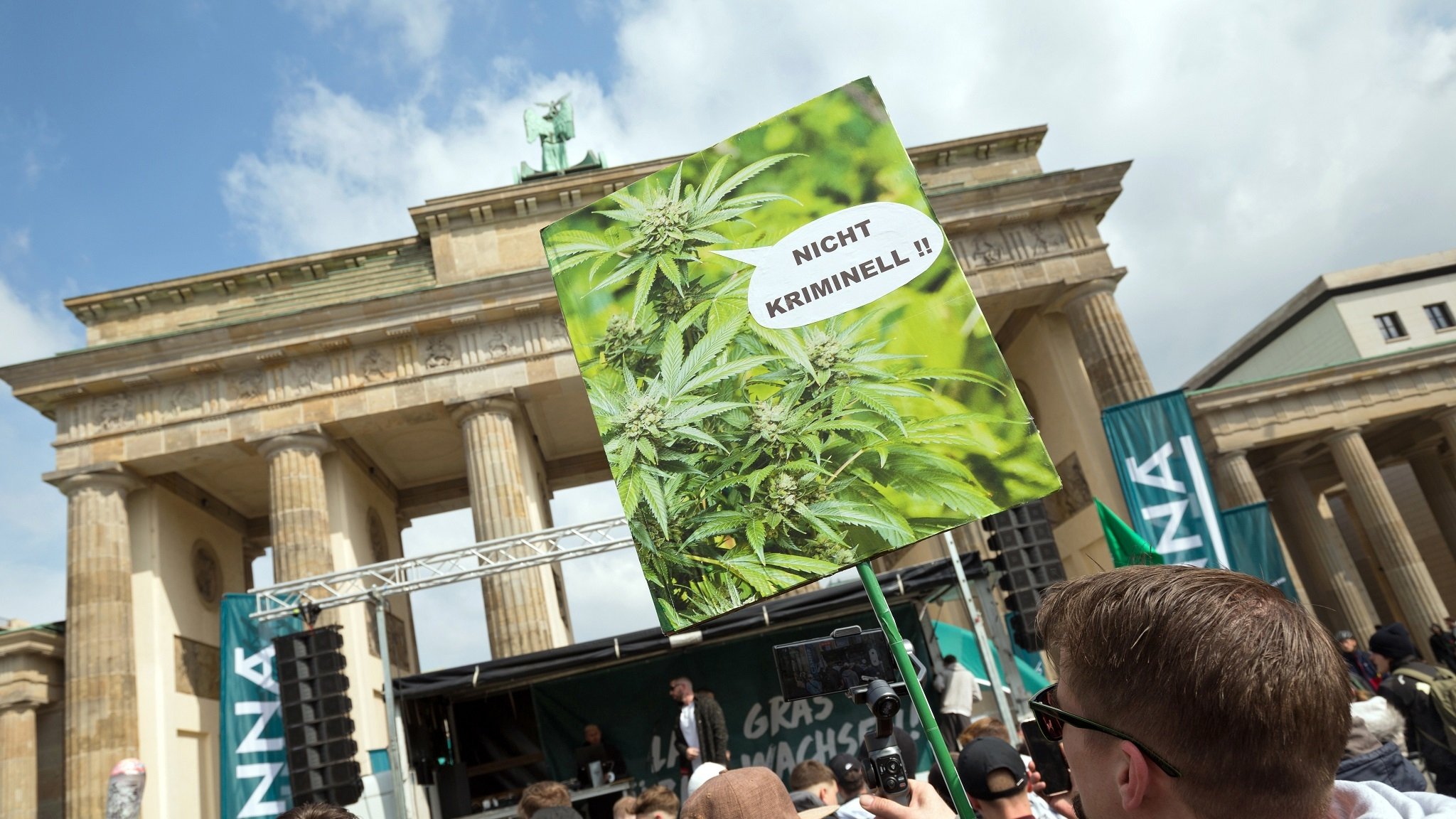 Pro-Cannabis-Demo vor dem Brandenburger Tor