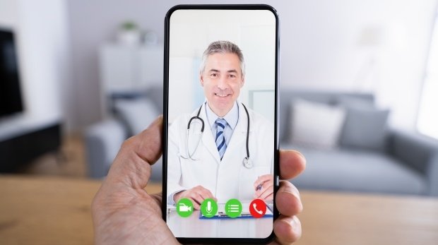 Videoanruf mit einem Arzt (Symbolbild)