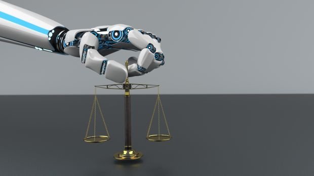 Roboterhand hält Gerechtigkeitswaage