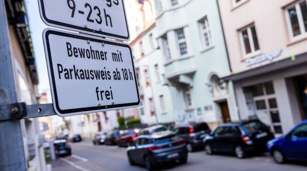 Ein Schild mit der Aufschrift "Bewohner mit Parkausweis frei" kennzeichnet eine Zone mit Anwohnerparkberechtigungen in der Innenstadt.