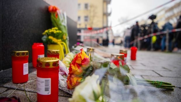 20.02.2020, Hessen, Hanau: Blumen liegen in der Nähe eines Tatorts in der Innenstadt.