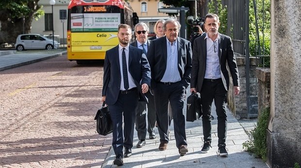 Michel Platini kommt mit seinem Team bei Gericht an. Foto: picture alliance/KEYSTONE | Alessandro Crinari 