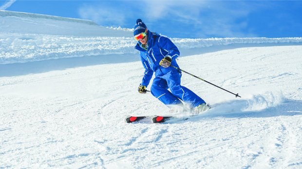 Skifahrer bei der Abfahrt (Symbolbild)