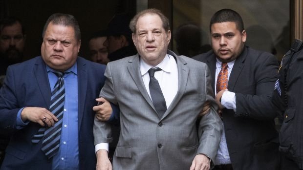 Harvey Weinstein (Mitte) verlässt das Ney Yorker Gerichtsgebäude