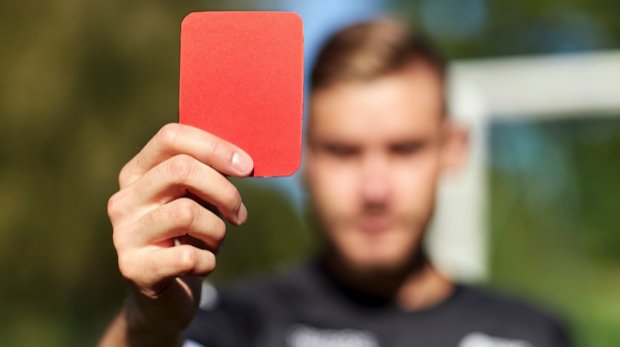 Ein Schiedsrichter zeigt eine Rote Karte (Symbolbild)