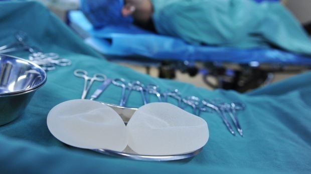 Operationswerkzeug und Brustimplantate im OP-Saal (Symbolbild)