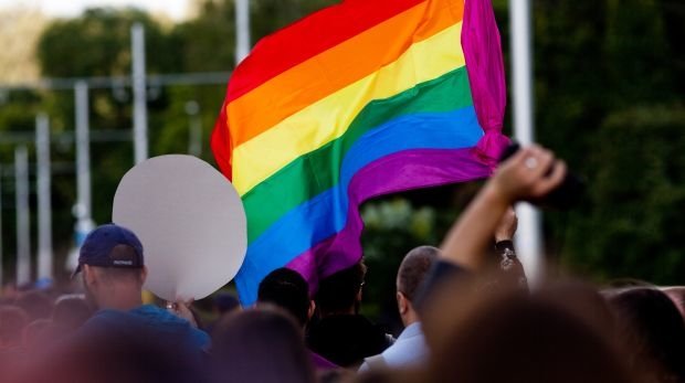 Regenbogenflagge auf einer Versammlung (Symbol)