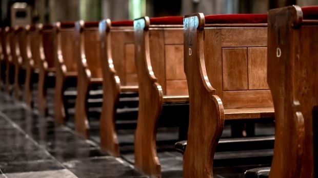 Leere Sitzbänke in einer Kirche