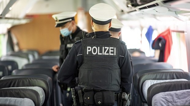 Bundespolizisten patroullieren in einem Großraumabteil eines ICE.