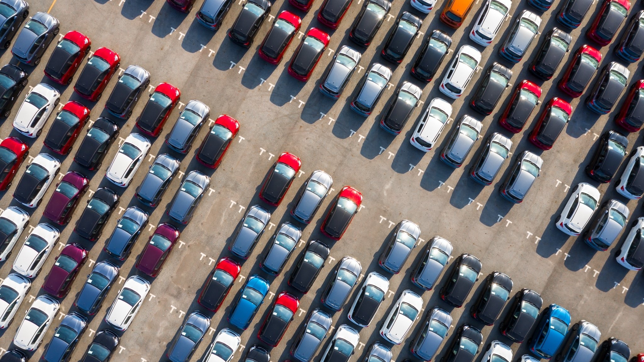 Autos auf einem Großparkplatz