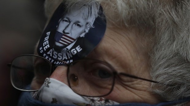 Eine Assange-Unterstützerin am Montag vor dem Gericht in London
