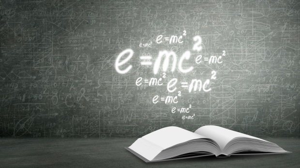Geöffnetes Buch und die physikalische Formel zur Äquivalenz von Masse und Energie