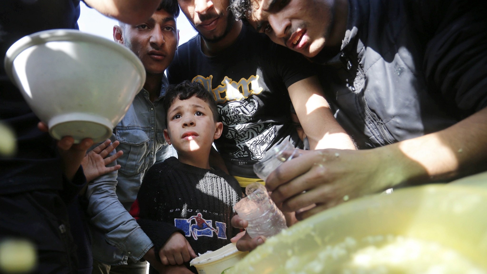 Palästinenser in Gaza bei der Suppenausgabe