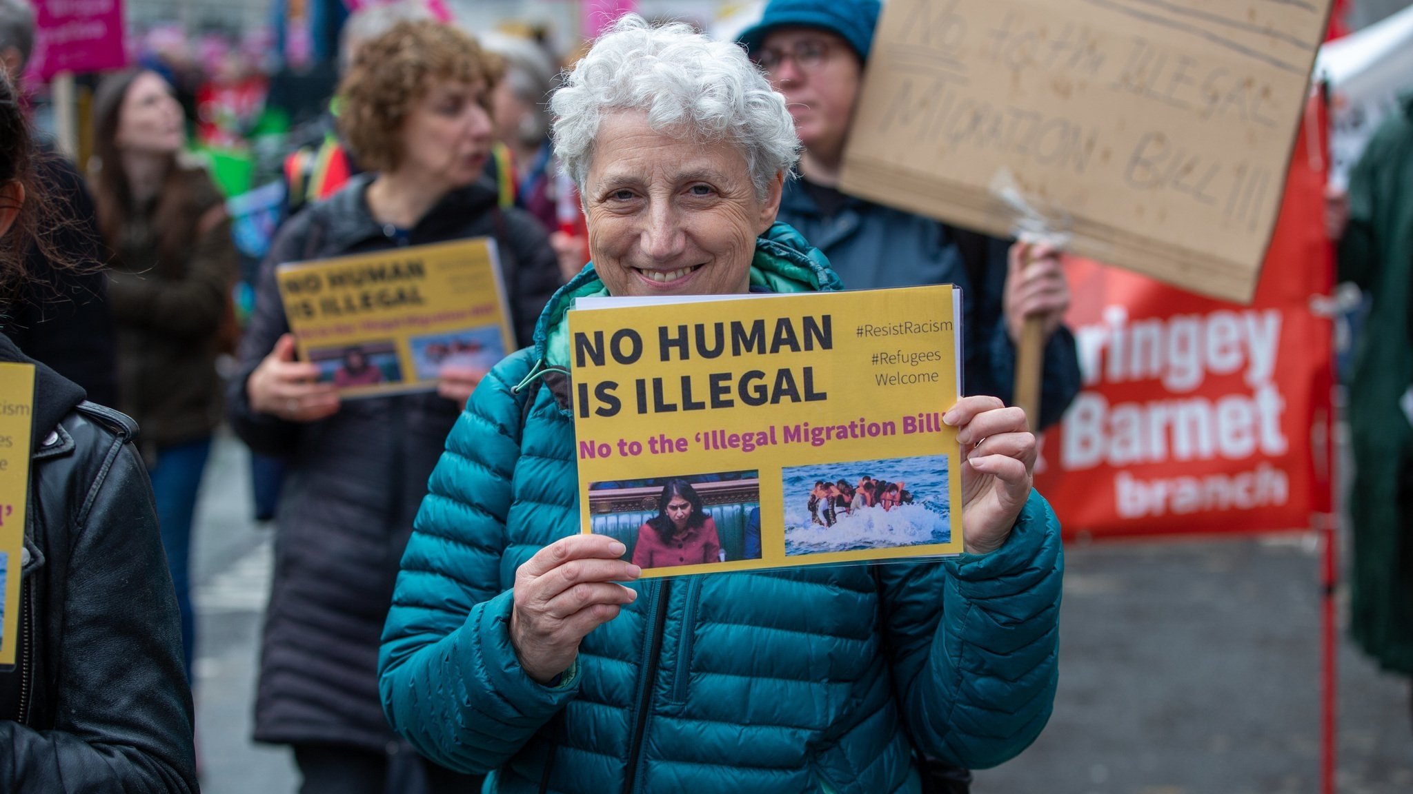 Demonstration gegen sehr umstrittene, britische "Illegale-Migration-Gesetz"