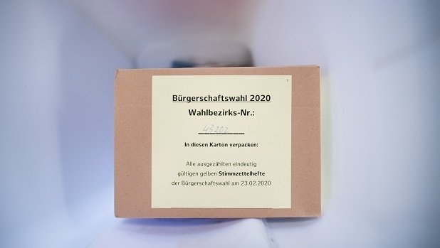 24.02.2020.Ein Karton für Stimmzettel liegt in einem Wahllokal im Stadtteil Hamburg-Langenhorn in einer Wahlurne des Wahlbezirks 43202.