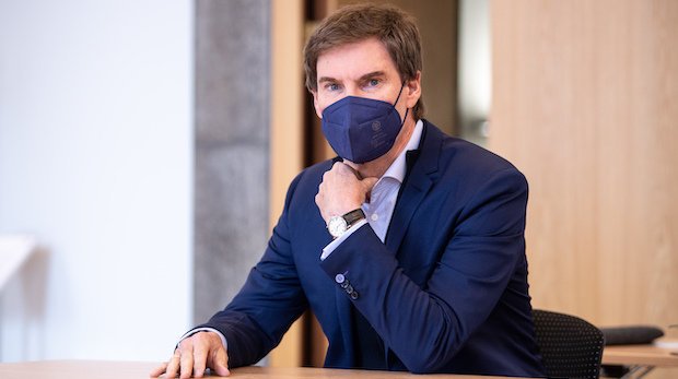 Carsten Maschmeyer mit Maske beim Syntellix-Prozess vor dem LG München