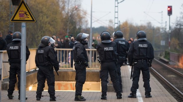 Bereitschaftspolizei und Fußballfans im Hintergrund