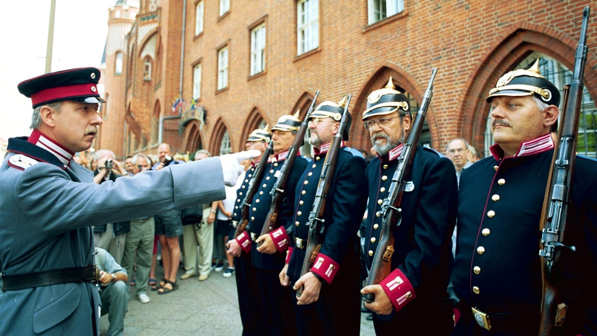10.05.2000, Berlin / Köpenick: Hauptmann von Köpenick mit seiner Garde vor dem Rathaus.