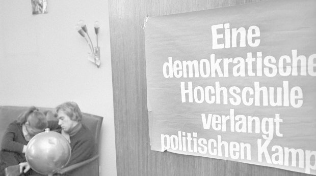 VAParole an der Tür zum Rektorat "Eine demokratische Hochschule verlangt politischen Kampf". Eine Gruppe von Studenten hat am 23.11.1968 das Rektorat der Universität Köln besetzt um die Öffentlichkeit einer internen Sitzung des kleinen Senats der Universi