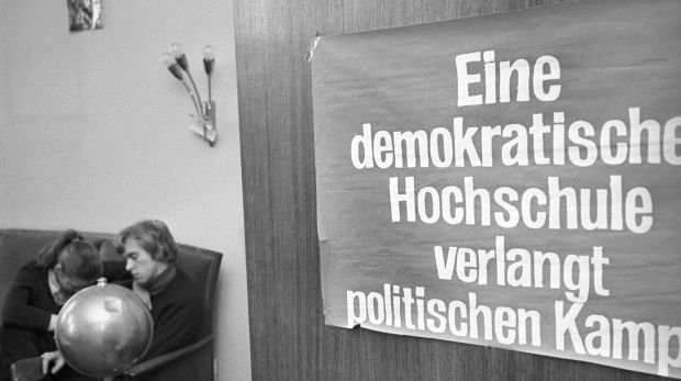 VAParole an der Tür zum Rektorat "Eine demokratische Hochschule verlangt politischen Kampf". Eine Gruppe von Studenten hat am 23.11.1968 das Rektorat der Universität Köln besetzt um die Öffentlichkeit einer internen Sitzung des kleinen Senats der Universi