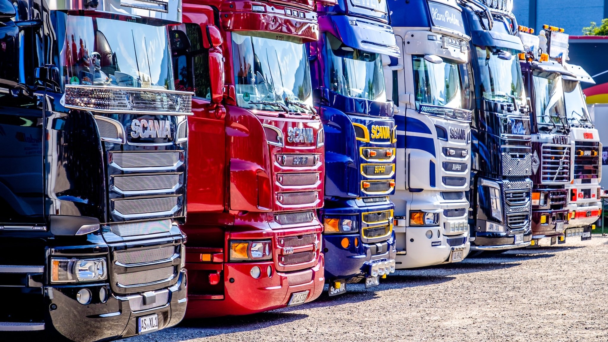 Mehrere LKW des Herstellers Scania