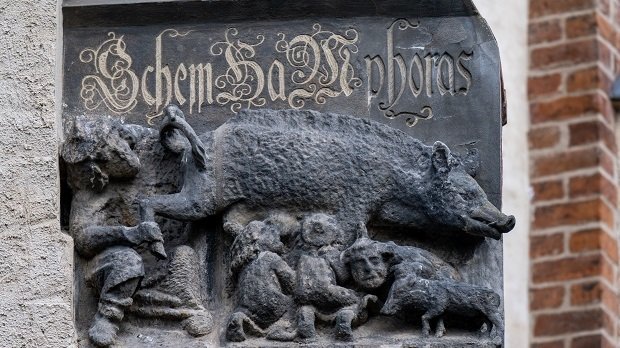 Eine als „Judensau“ bezeichnete Schmähplastik ist an der Stadtkirche zu sehen. Das Relief ist stark umstritten.