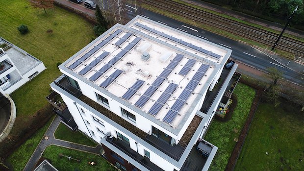 Solaranlage auf dem Dach eines Mieterstromprojektes des Startups Einhundert