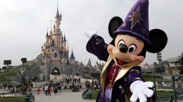 Mickey Mouse begrüßt die Gäste