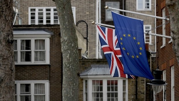 Die britische und die EU-Flagge wehen nebeneinander.