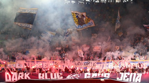 FC Fans des Carl Zeiss Jena brennen am 26.10.2019 in der Merkur Spiel-Arena in Düsseldorf Pyrotechnik ab.
