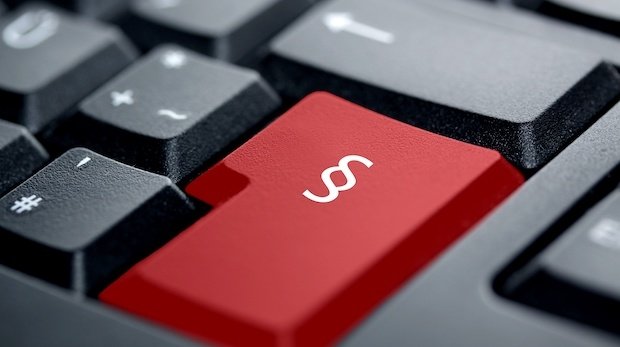 schwarze Tastatur mit roter §-Taste als Ersatz für die Eingabetaste