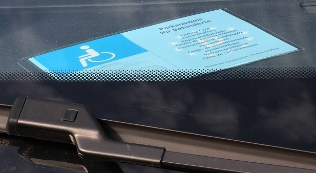 Parkausweis verblichen, Auto abgeschleppt: Wer zahlt?
