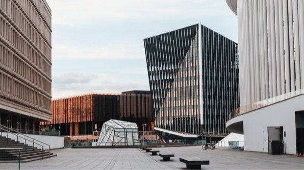 Gebäude des Europäischen Gerichtshofs in Luxemburg sowie des Europäischen Parlaments und der Philharmonie.
