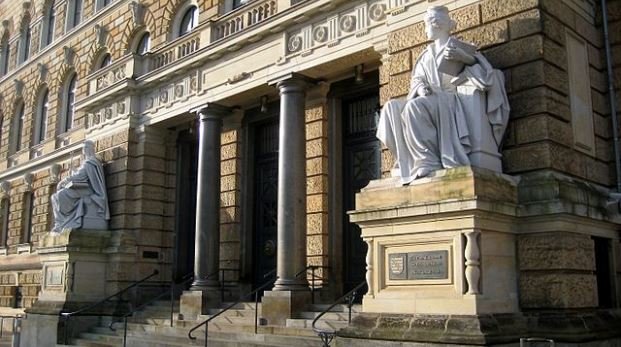 Eingang des Landgerichts Dresden