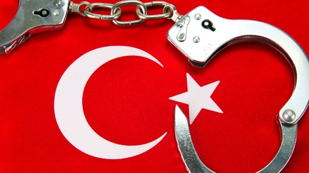 Türkeiflagge und Handschellen