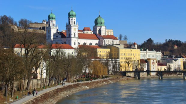 Ansicht auf die Stadt Passau im Winter.
