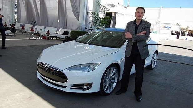 Elon Musk und ein Tesla