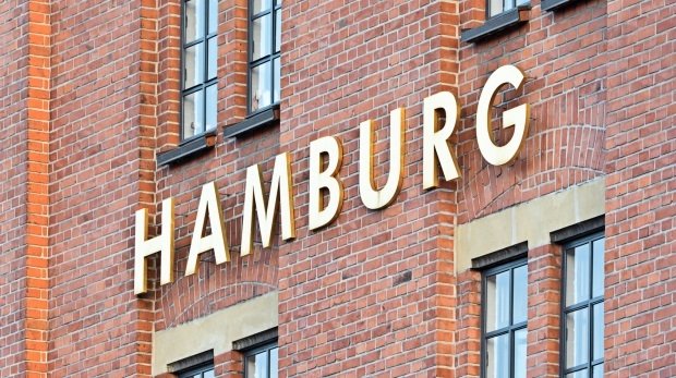 Gebäudemauer mit Aufschrift Hamburg