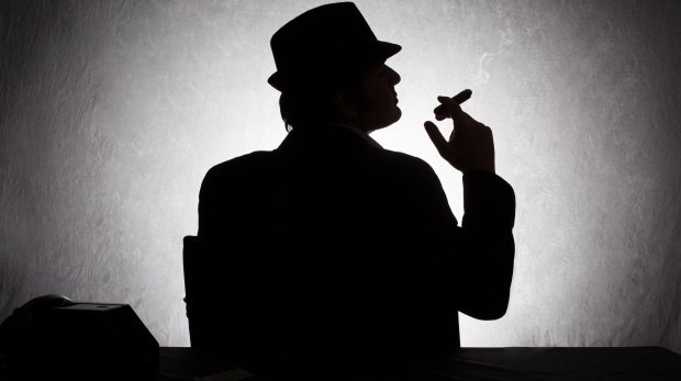 Silhouette von einem Mann mit Hut und Zigarre