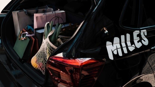 Miles-Fahrzeug mit Einkäufen im Kofferraum