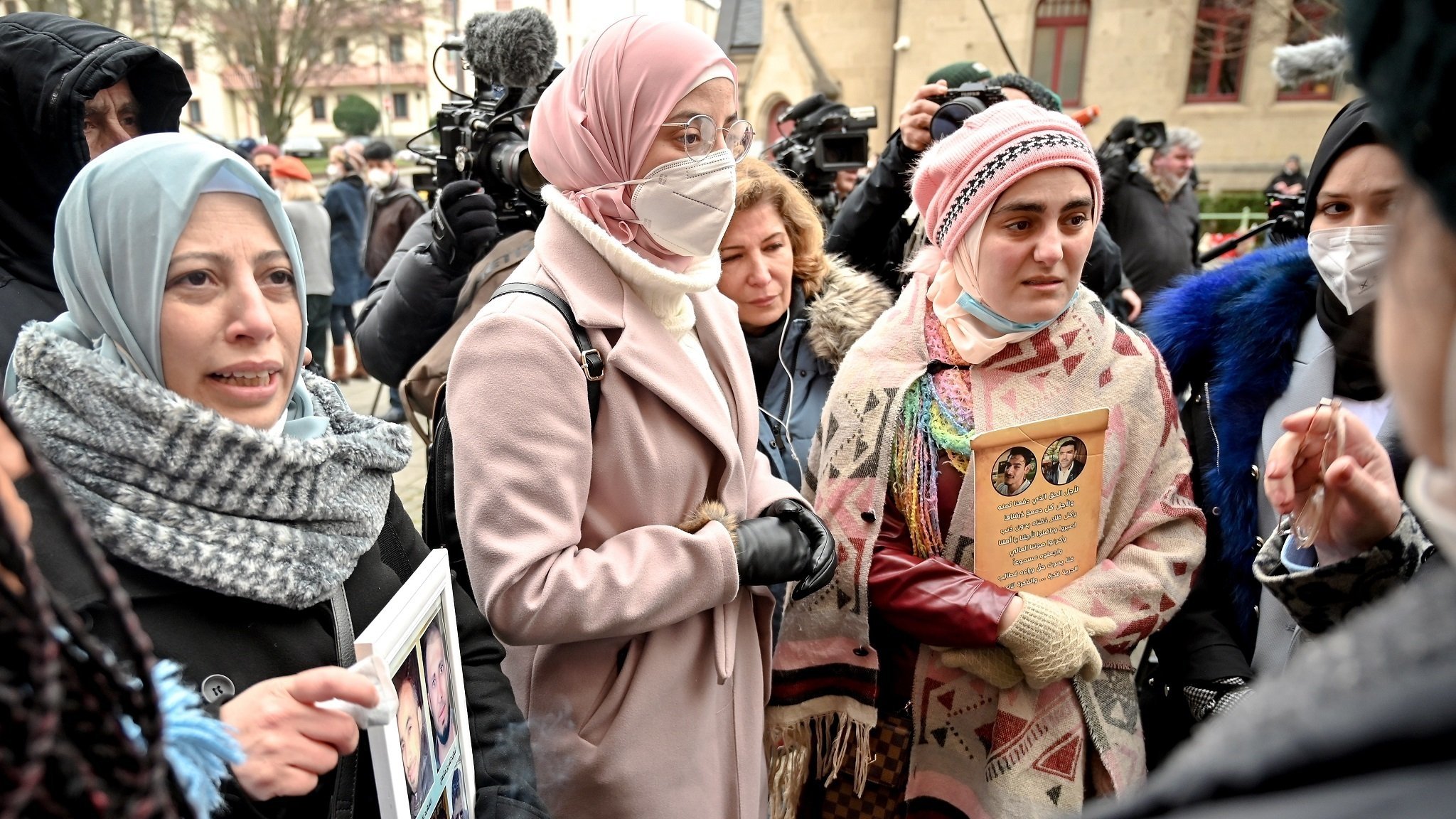 Syrische Frauen nach dem Urteil des OLG Koblenz im weltweit ersten Prozess gegen Angehörige des Assad-Regimes