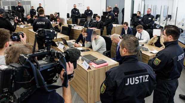 Die Angeklagten sitzen im Gerichtssaal des OLG Dresden, Aufnahme 10.01.22..