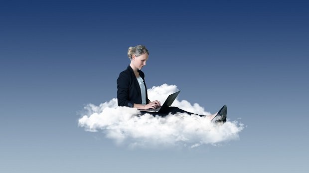 Frau mit PC in einer Wolke