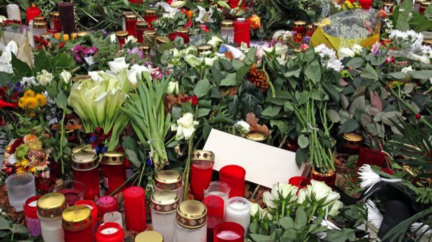 Blumen und Kerzen zur Bekundung der Anteilnahme nach einem Terroranschlag