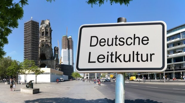 Schild mit der Aufschrift "Deutsche Leitkultur"